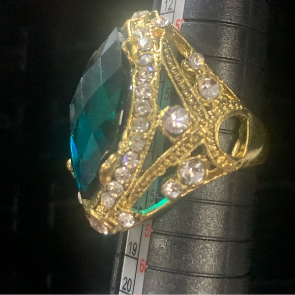 Eye shaped Ring Irregular Zircon Big Green Rhinestones Gold Tone - Picture 4 of 11